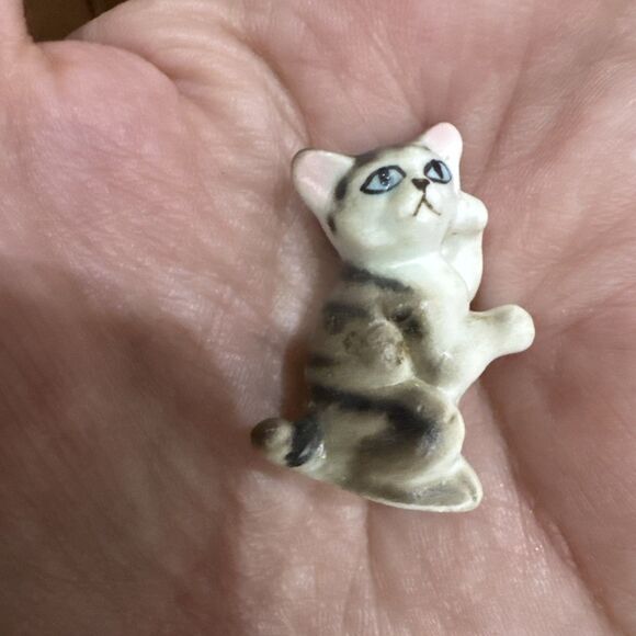 Vintage Miniature Cat kitten Figurine 1" Dollhouse Bone China Porcelain Figure - Picture 6 of 6